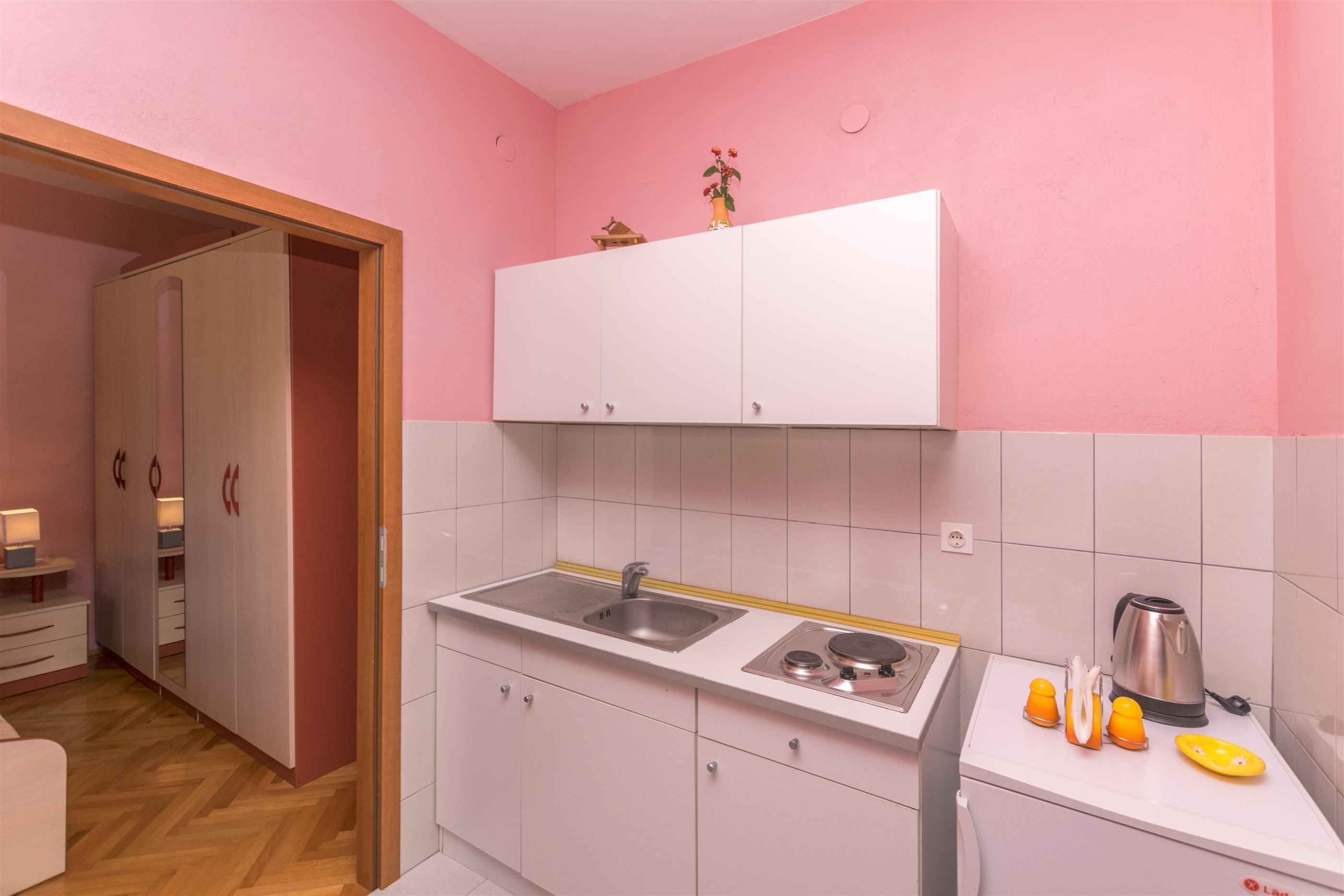 Private kitchen | Fridge, cookware/dishes/utensils