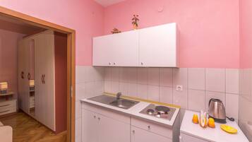 Private kitchen | Fridge, cookware/dishes/utensils