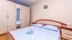Una camera da letto con un letto, comodini, un armadio e uno specchio.