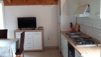 Apartment (A2) | Private kitchen | Fridge, oven, stovetop, cookware/dishes/utensils