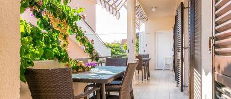 อพาร์ทเมนท์ (A4) | ระเบียง