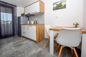 Appartement (A3) | Cuisine privée | Réfrigérateur, four à micro-ondes, surface de cuisson