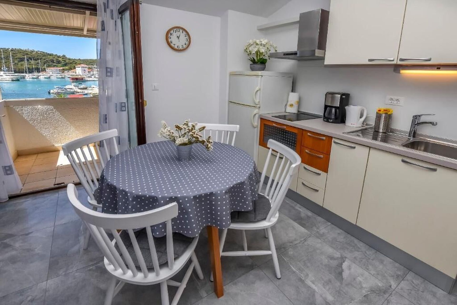 Apartment (A1) | Eigene Küche | Kühlschrank, Mikrowelle, Herdplatte, Wasserkocher