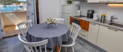 Apartment (A1) | Eigene Küche | Kühlschrank, Mikrowelle, Herdplatte, Wasserkocher