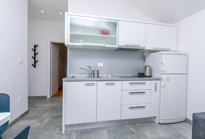 Appartement (A2) | Cuisine privée | Réfrigérateur, four à micro-ondes, surface de cuisson