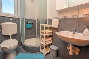 Apartment (A4) | Bathroom | Shower, free toiletries, hair dryer, toilet paper