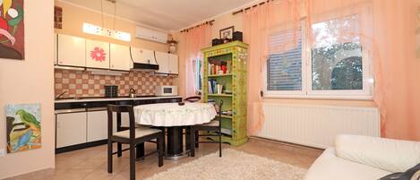 Privát konyha | Hűtőszekrény, sütő, főzőlap és elektromos vízforraló