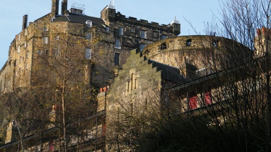 Grassmarket Apartment with Castle View