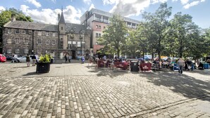Exterior - Grassmarket Apartment with Castle View (Edinburgh)