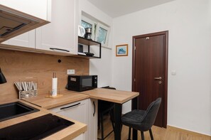 Appartement (A3) | Privékeuken | Een koelkast, een magnetron, een kookplaat, een waterkoker