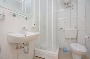 Apartment (A4) | Bathroom | Shower, hair dryer