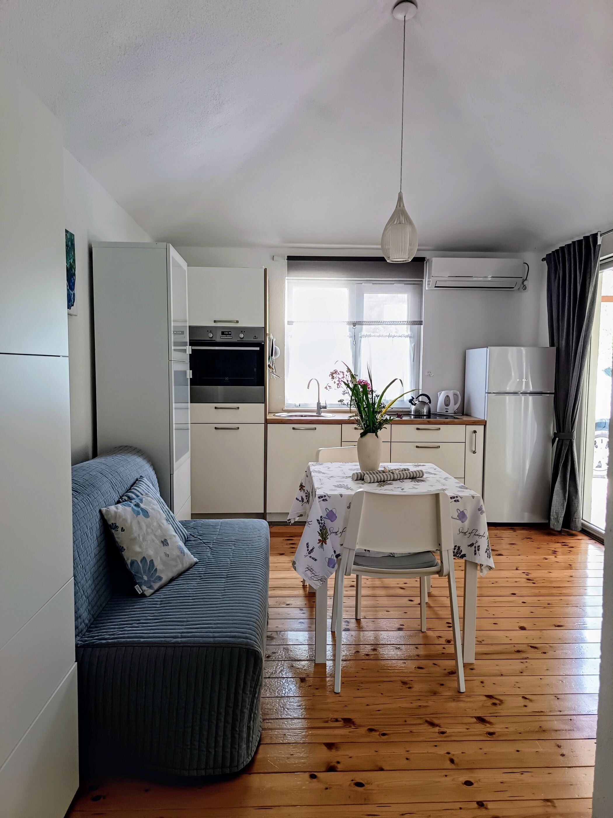 Apartment (A4) | Private kitchen | Fridge, stovetop, cookware/dishes/utensils
