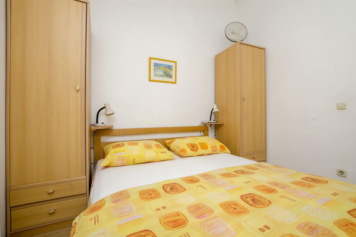 Apartment (A1) | Iron/ironing board, free WiFi, bed sheets
