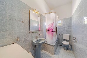 Apartment (A1) | Bathroom