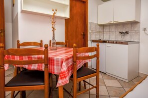 Fridge, stovetop, coffee/tea maker, electric kettle