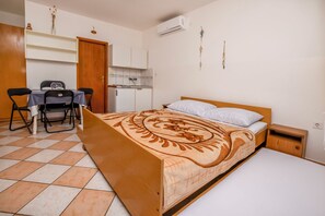 Tabla de planchar con plancha, wifi gratis y ropa de cama 