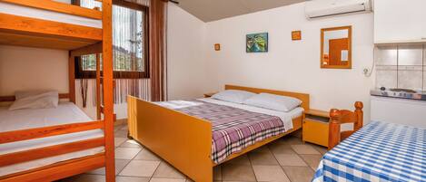 Fer et planche Ă repasser, accĂšs au Wi-Fi (inclus), literie fournie