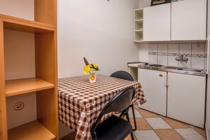 Refrigerador, parrilla de estufa, cafetera y tetera y tetera eléctrica 