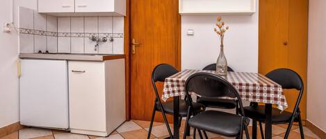 Fridge, stovetop, coffee/tea maker, electric kettle