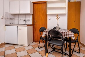 Kühlschrank, Herdplatte, Wasserkocher mit Kaffee-/Teezubehör