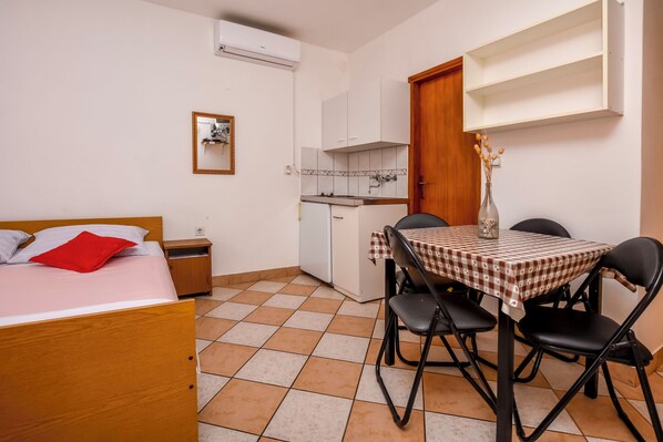 Fridge, stovetop, coffee/tea maker, electric kettle