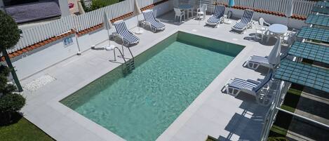 สระว่ายน้ำกลางแจ้ง