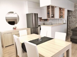 Eigene Küche | Kühlschrank, Ofen, Herdplatte, Geschirrspüler