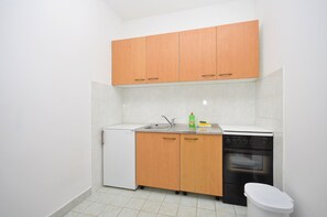 Eget kjøkken | Kjøleskap og kokeplater