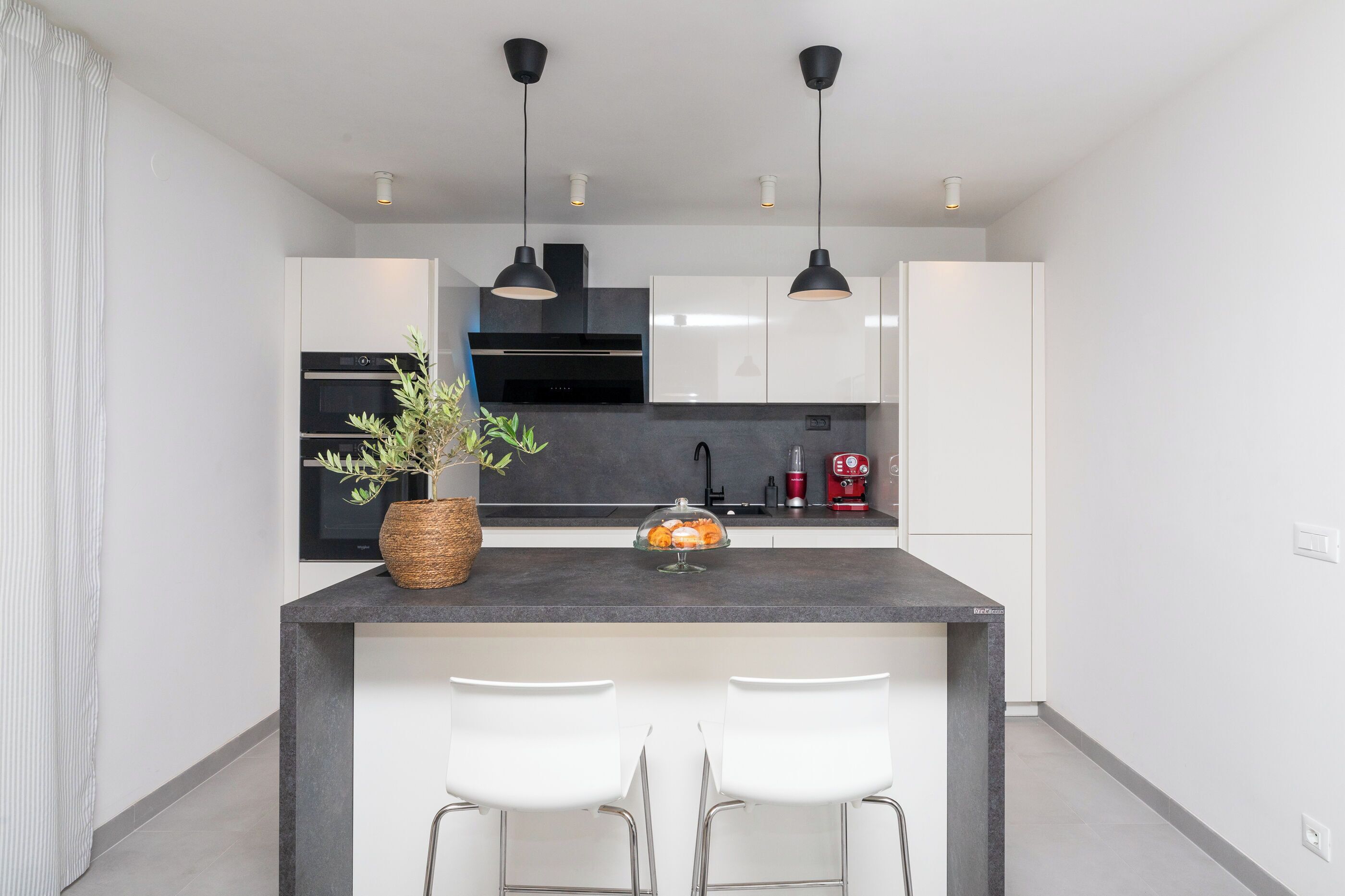 Apartment (A1) | Private kitchen | Fridge, microwave, oven, stovetop