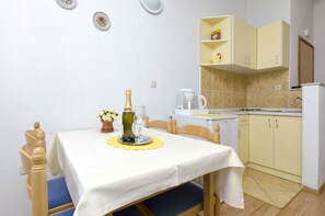 Cuina privada | Frigorífic, microones, placa de cuina i cafetera exprés 