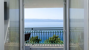 A balcony with a view of the sea and distant mountains. - Apartment Smiljana (Omis)