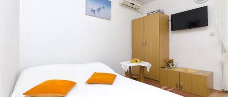 Fer et planche Ă repasser, accĂšs au Wi-Fi (inclus), literie fournie