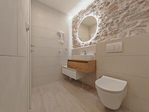 Apartment (A1) | Bathroom | Shower, hair dryer, towels - Apartments Mateo (Vodice)