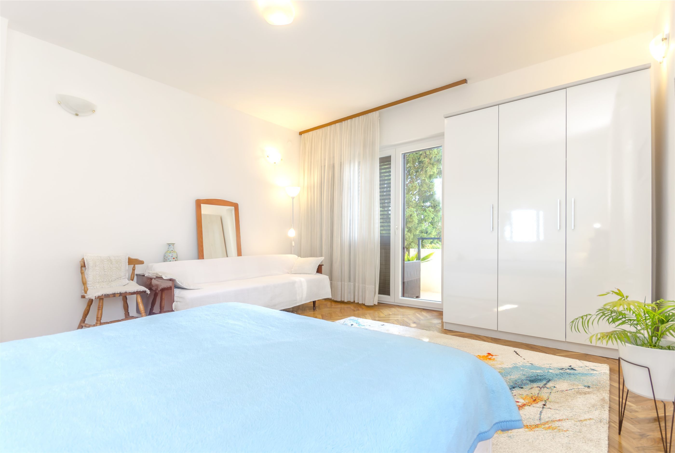 Tabla de planchar con plancha, wifi gratis y ropa de cama 