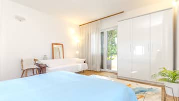 Tabla de planchar con plancha, wifi gratis y ropa de cama