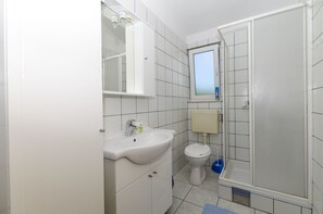 Bathroom | Shower, hair dryer, toilet paper