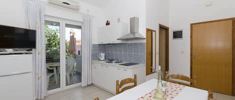 Private kitchen | Fridge, stovetop, espresso maker, toaster