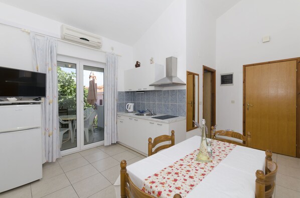 Private kitchen | Fridge, stovetop, espresso maker, toaster