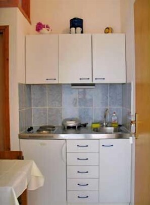 Private kitchen | Fridge, stovetop, espresso maker, cookware/dishes/utensils - Apartments Meri (Vodice)