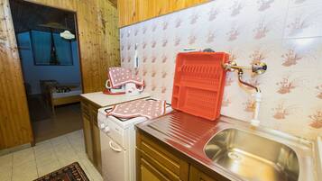 Private kitchen | Fridge, stovetop, coffee/tea maker