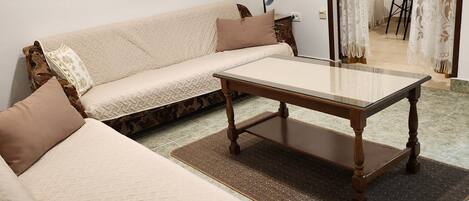 Appartement (A4) | Salle de séjour | Téléviseur