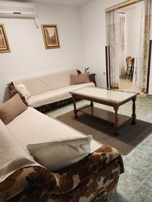 Căn hộ (A4) | Phòng khách | TV 