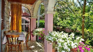 Apartment (A4) | Outdoor dining