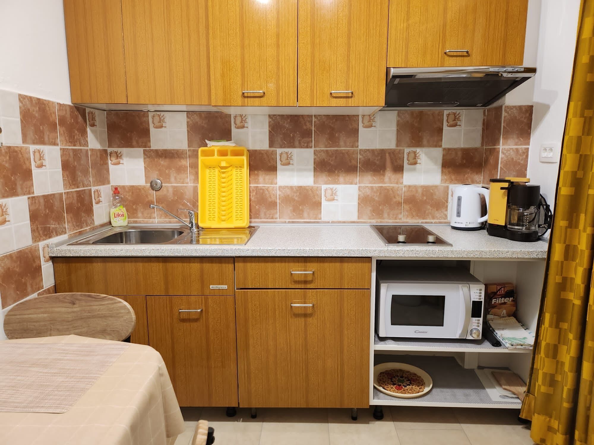 Apartment (A4) | Private kitchen | Fridge, stovetop, coffee/tea maker