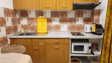 Apartment (A4) | Private kitchen | Fridge, stovetop, coffee/tea maker