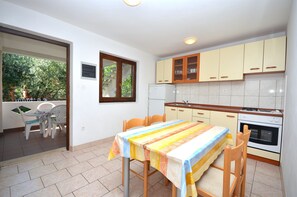 Appartement (A2) | Cuisine privée | Réfrigérateur, four, plaque de cuisson, machine à expresso