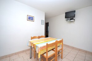 Apartment (A2) | Dining