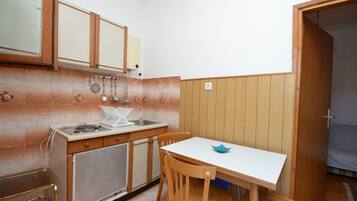 Eget kök | KylskÄp, spishÀll, grytor/köksredskap och frys