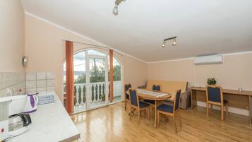 Private kitchen | Fridge, oven, stovetop, espresso maker