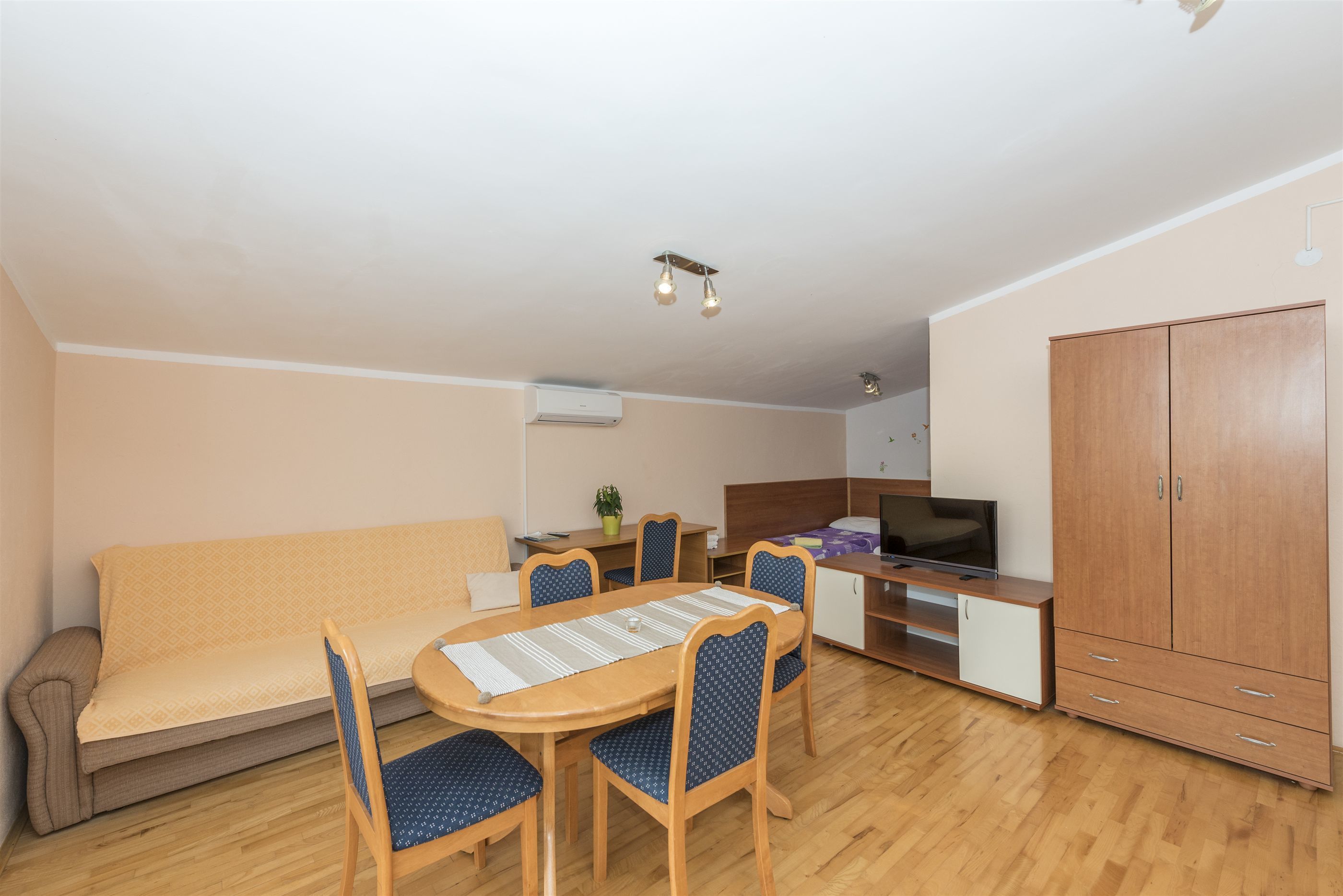 Eigene Küche | Kühlschrank, Ofen, Herdplatte, Espressomaschine